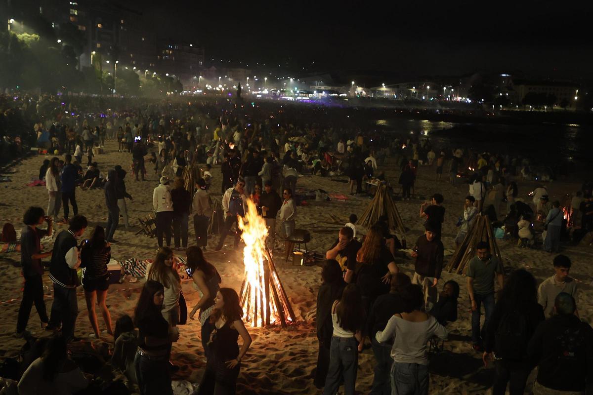 Hogueras de la noche de San Juan en A Coruña.