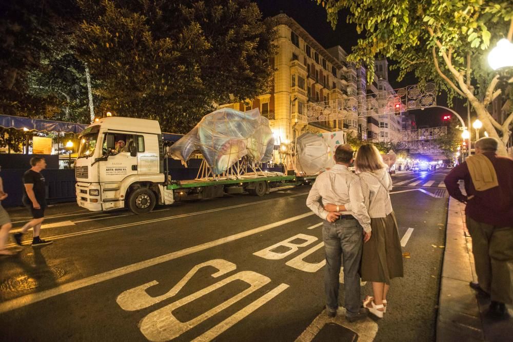 La Hoguera Oficial llega a la plaza del Ayuntamiento para abrir la plantà