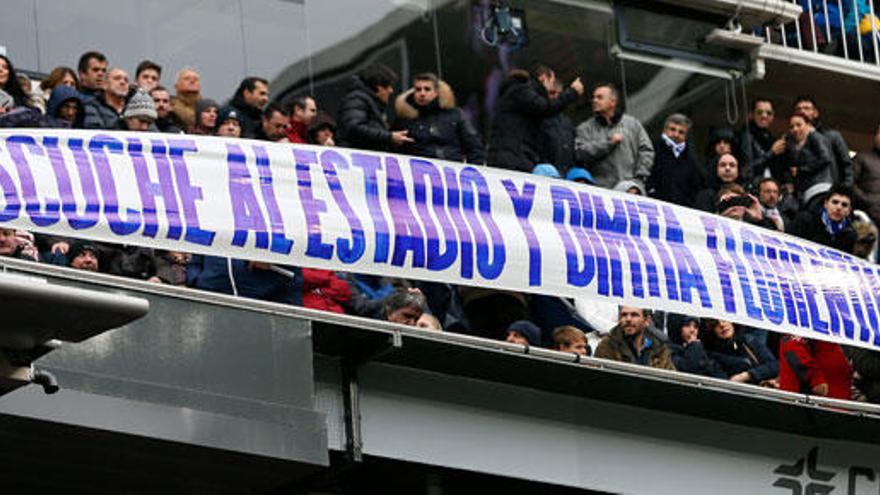 Pancarta reclamando la dimisión de Florentino Pérez.