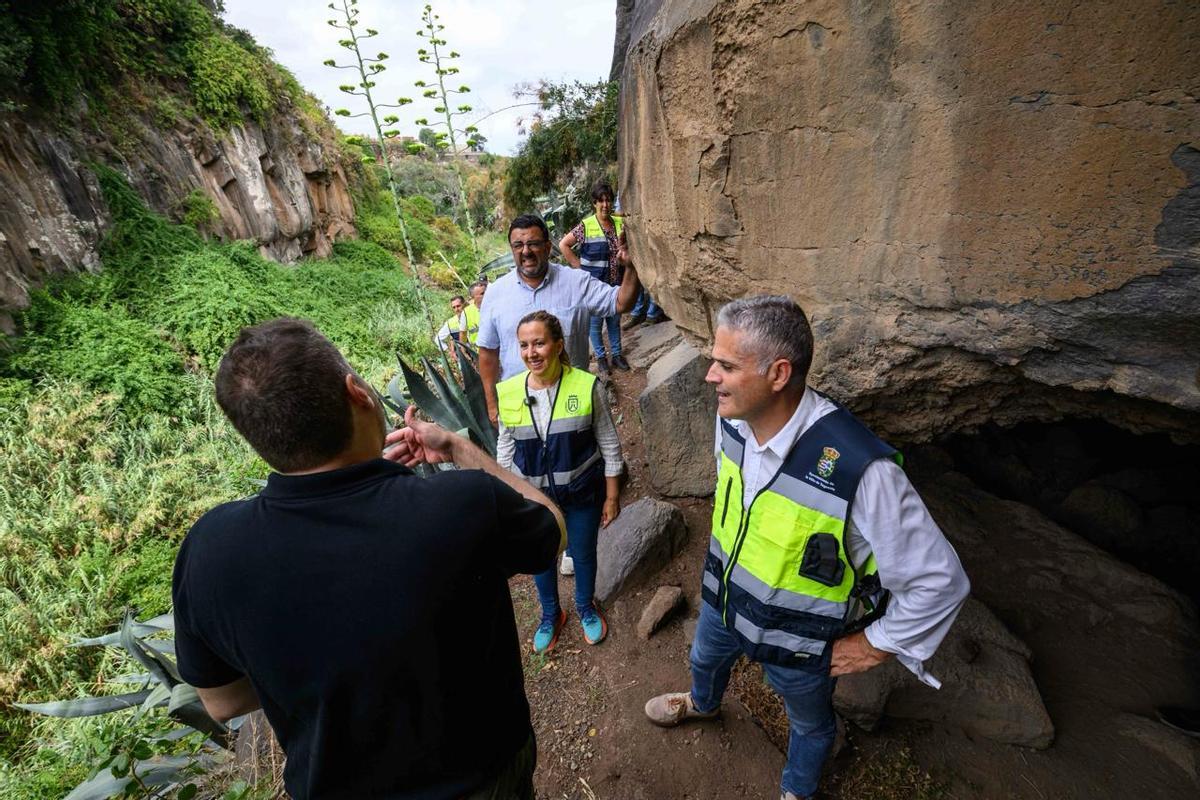 Rosa Dávila, presidenta del Cabildo, en el centro de la imagen durante la visita a la zona arqueológica de la Cueva de los Cabezazos, en Tegueste, Tenerife.