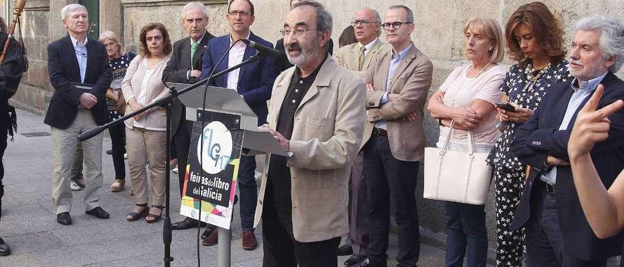 Xavier Casares, durante a lectura de &quot;O Divino Roteiro&quot; na Feira do Libro de Ourense. // Iñaki Osorio