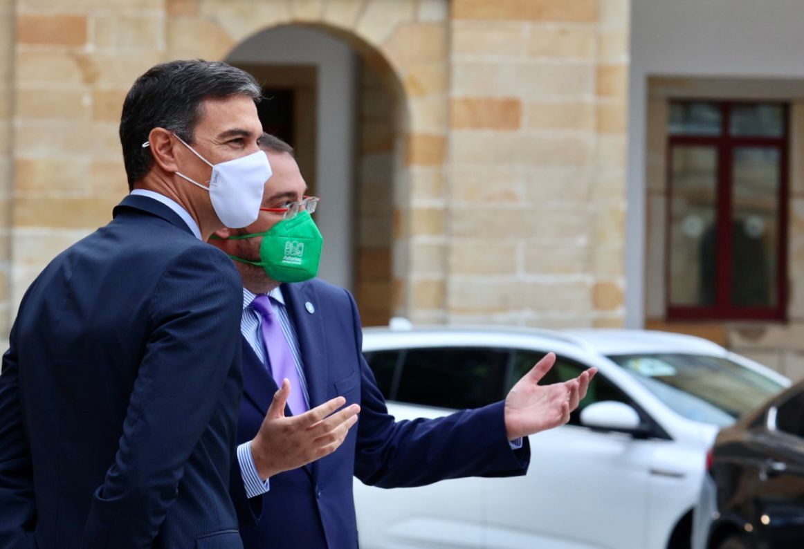 Pedro Sánchez visita la Laboral y pone en escena la nueva FP en Gijón con las ministras de Educación e Industria