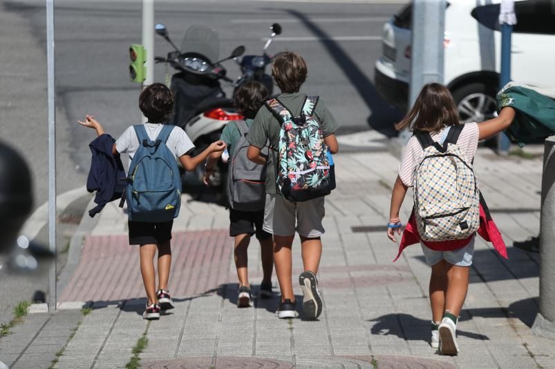 Varios niños paseando por la calle, tras salir ayer del CEIP Plurilingüe García Barbón.