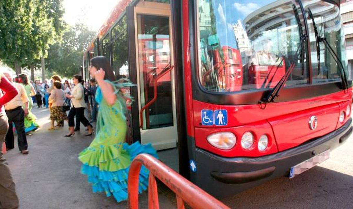 Un autobus de Tussam en la Feria de Sevilla.