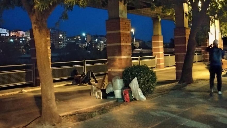 Temporeros y sus pertenencias en el entorno de la estación de Fraga, este martes.