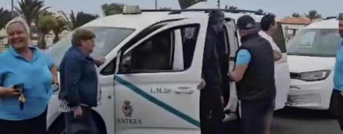 Imagen de los taxistas que fueron a la huelga tras concentrarse en Caleta de Fuste.