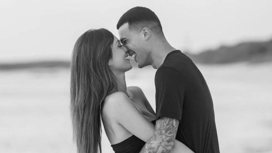 Pedro Porro se casa: el campeón del mundo pide matrimonio a María Hurtado frente al mar