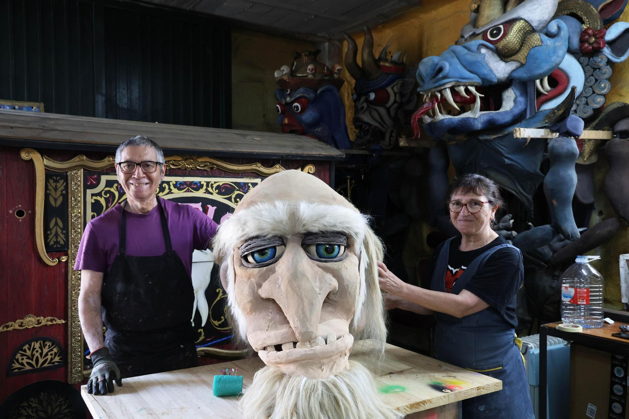 Gustavo Suasnabar y Cristina Pino en su taller de Troula.