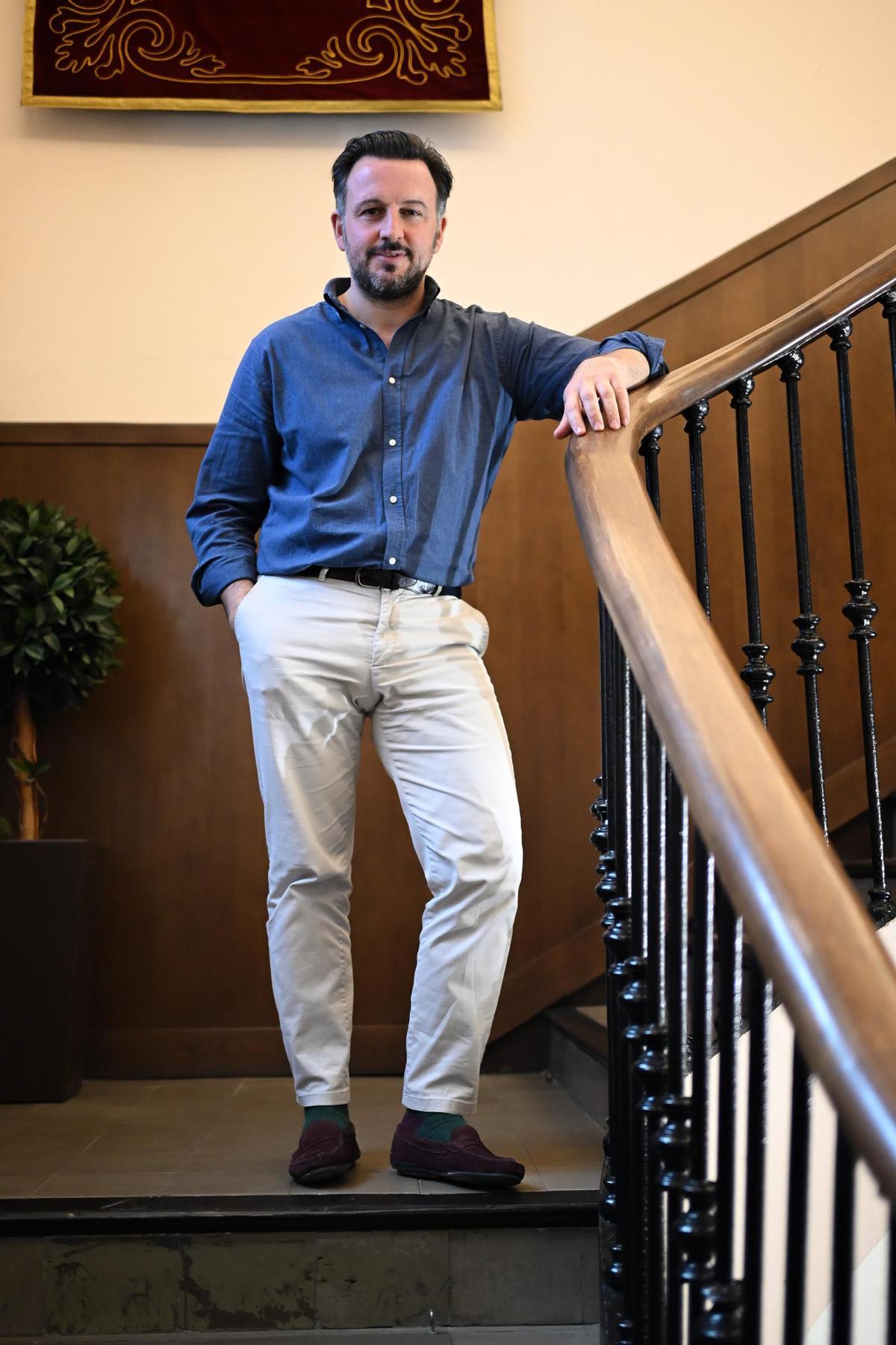 El alcalde, en las escaleras que llevan a la Alcaldía y al Salón de Plenos.