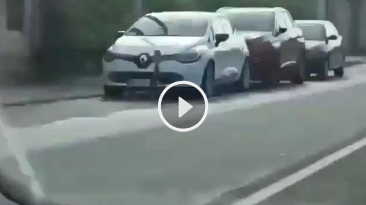 El Renault Clío blanco de Vigo que lleva un radar veloláser, en Valladares.