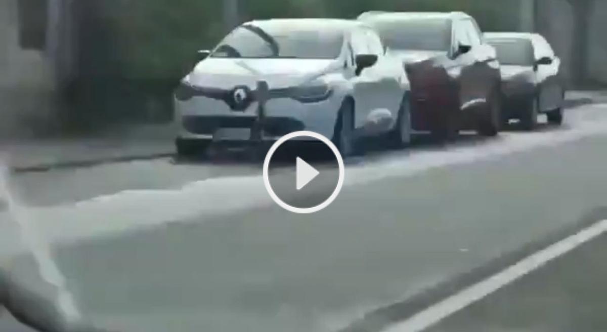El Renault Clío blanco de Vigo que lleva un radar veloláser, en Valladares.
