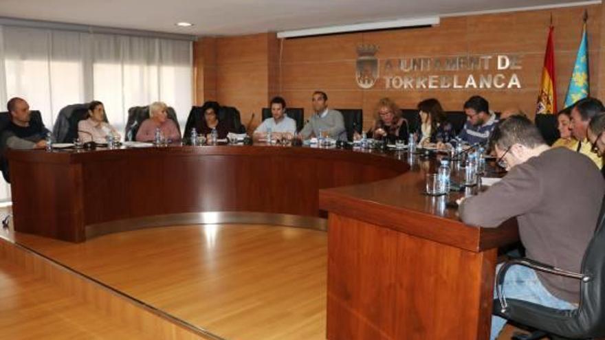 Votación en el pleno municipal de Torreblanca.