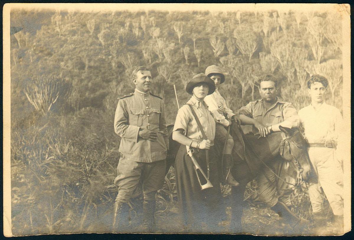 Antonio Vistarini, con el director de cine Guido Cerruti y el coronel Nicolini y su familia en un safari en Eritrea