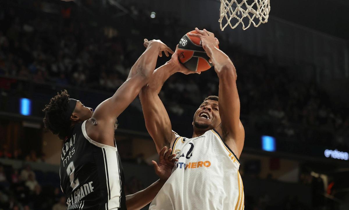 Tavares recoge un rebote en presencia de Leday