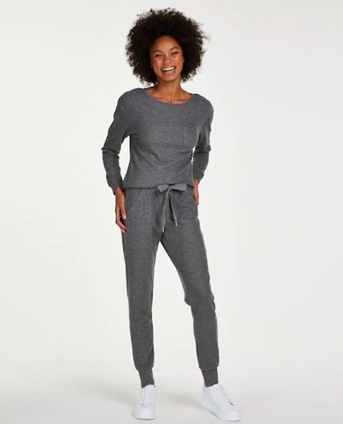 Conjunto de pijama gris jaspeado (Precio: 39,99 euros)