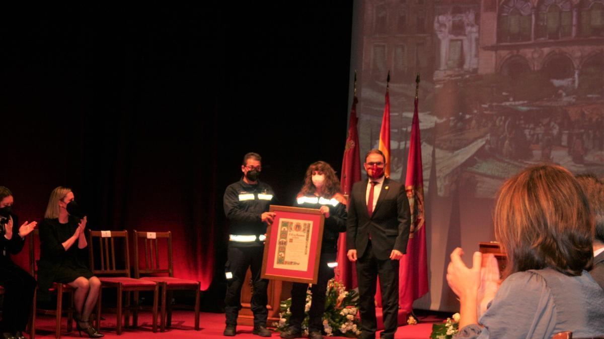 Juan Pedro Martínez e Inmaculada Soto, del Cecovid, junto a Diego José Mateos.