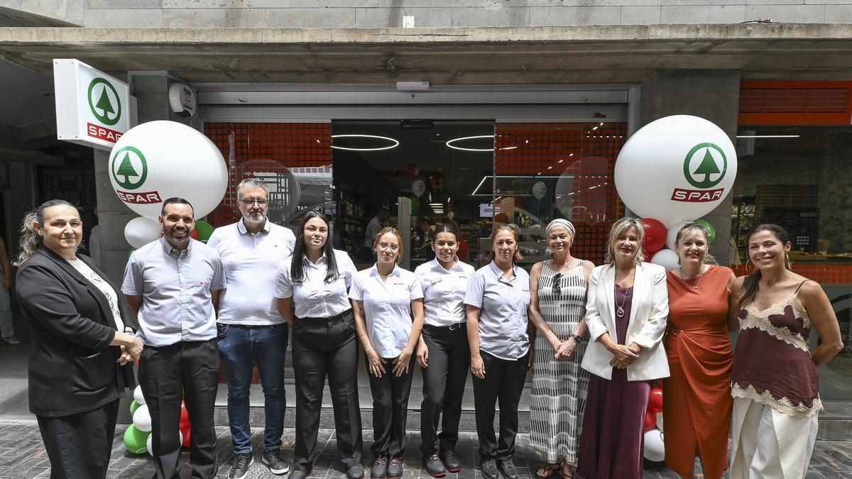 La directora general de SPAR Gran Canaria, Dunia Pérez, (tercera por la derecha) junto a empleados de SPAR City Perdomo.