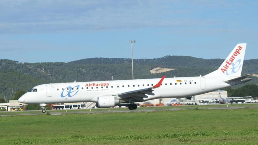 Avión de Air Europa en la pista ibicenca.