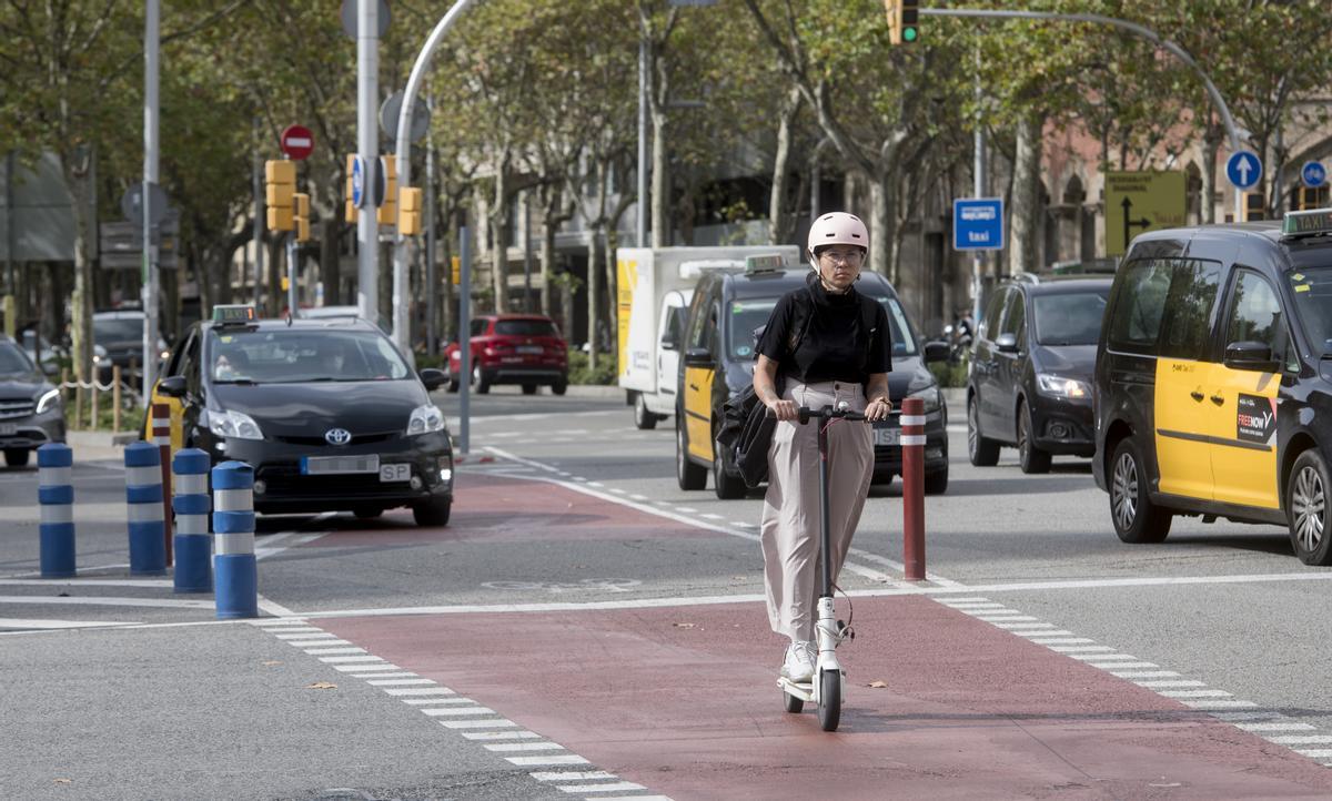 Un taxi enfila en línea recta por encima del carril bici.