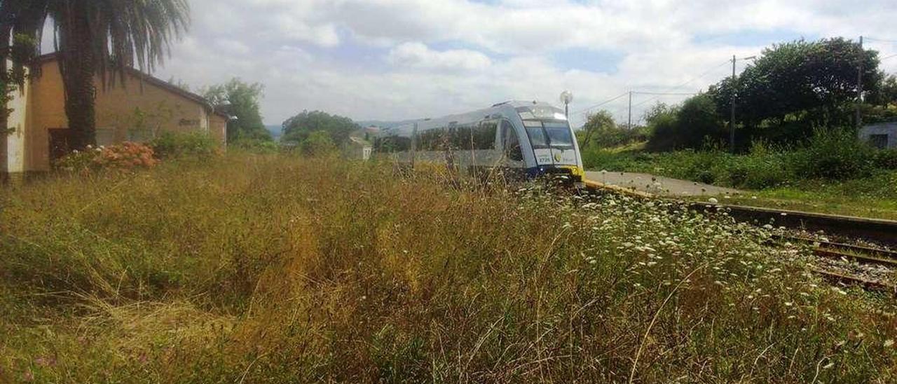 Un tren con destino a Ferrol, estacionado en la estación de Foz.