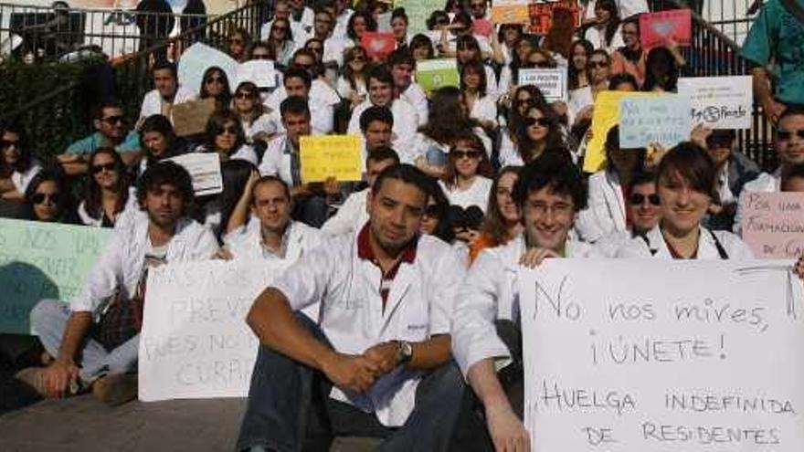 Protestas de los médicos residentes ayer en las puertas del Hospital Carlos de Haya.