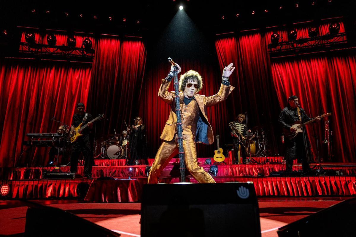 El aragonés Enrique Bunbury en su último concierto en el pabellón Príncipe Felipe de Zaragoza.