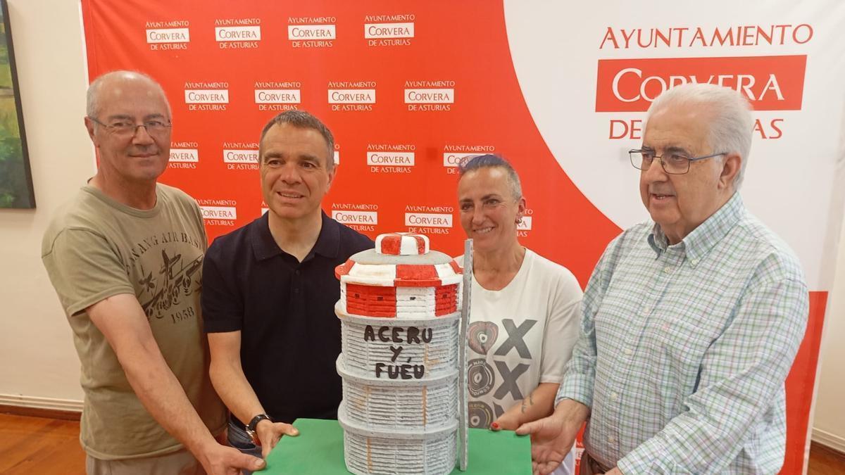 Félix Sancho, Iván Fernández, Mónica Álvarez y Rafael Alonso con la maqueta del gasómetro que arderá la noche de San Xuan en Trasona.