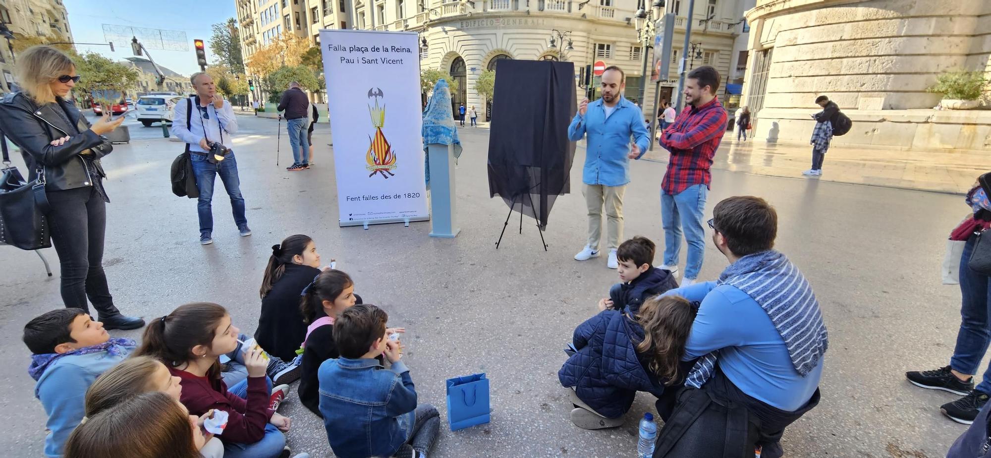 Presentación de la falla Reina-Paz infantil para la Sección Especial