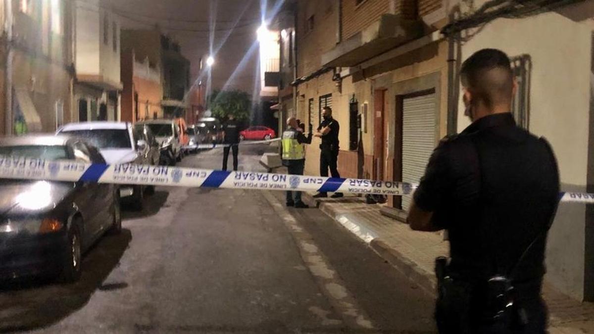 Un agente de la Policía Nacional custodia la calle, cerrada con un precinto policial.