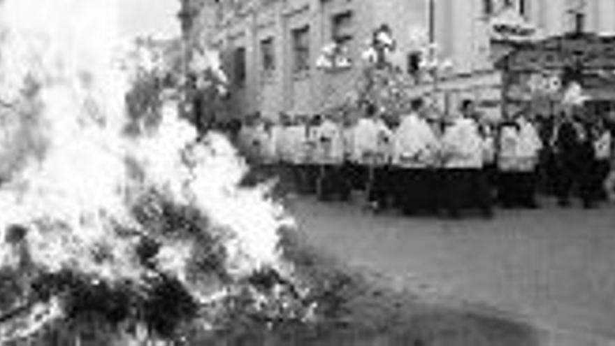 Cientos de claveles rojos y blancos adornan la imagen de la patrona