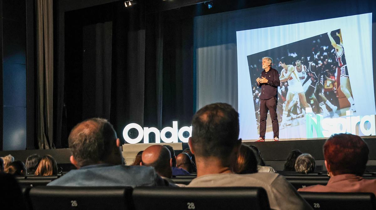 El Teatro Mónaco de Onda ha vuelto a llenarse con motivo de la conferencia de Juanma Iturriaga.