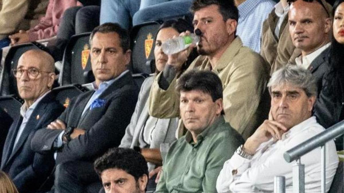 Mariano Aguilar, consejero del Real Zaragoza, junto a Txema Indias y Toni Acosta en el palco.