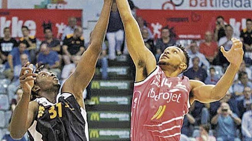 Gilbert pugna con Fall en el salto inicial del encuentro en Lleida.