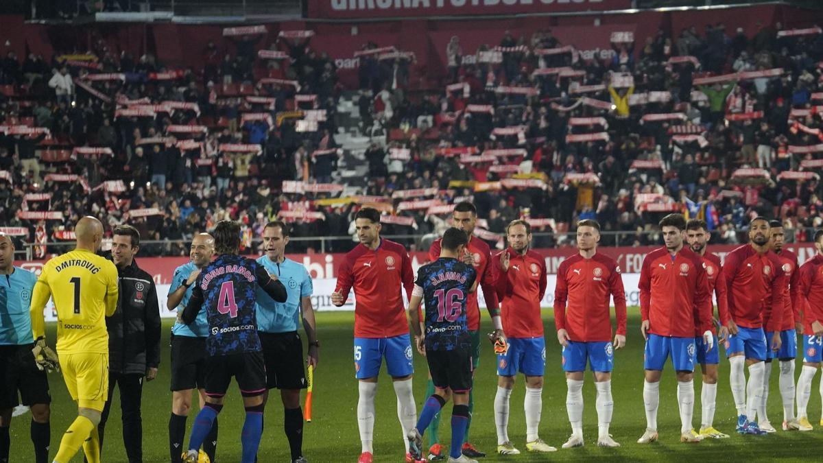 Els jugadors del Girona i del Sevilla, saludant-se abans del partit de diumenge.
