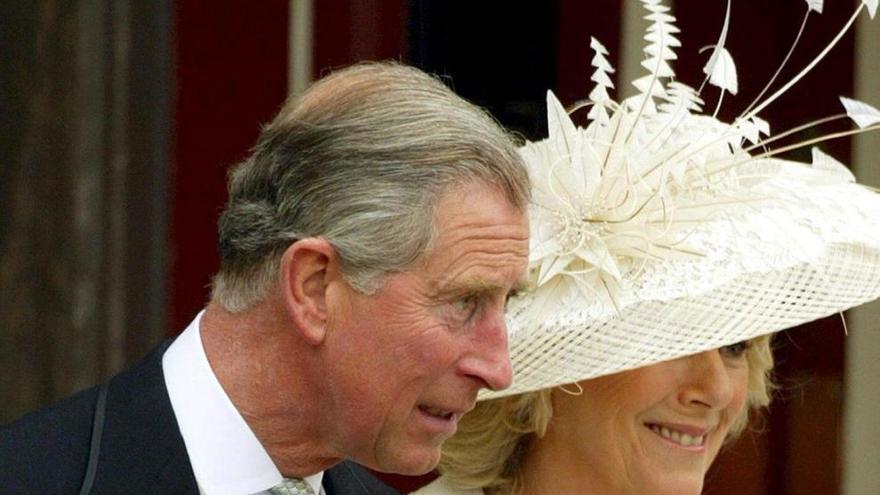 La pareja saliendo del Ayuntamiento de Windsor tras su boda civil.