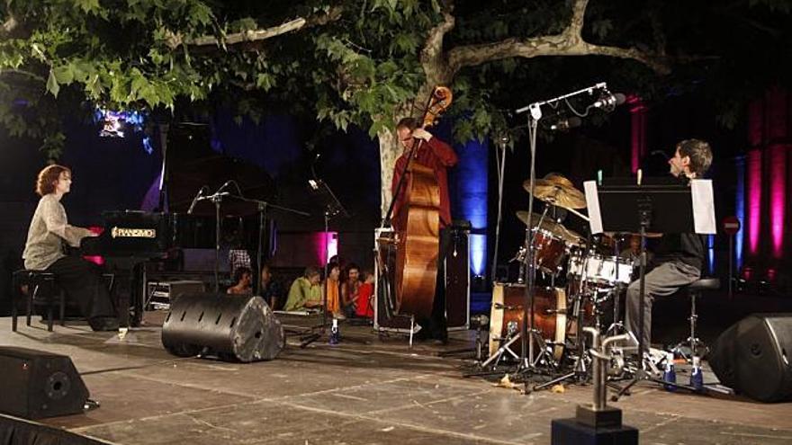 «Irene Aranda Trío», durante su actuación en la plaza de Viriato.