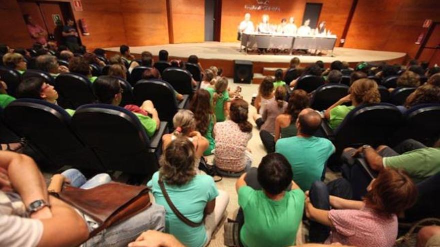 El auditorio del Club Diario se llenó para presenciar el coloquio sobre la huelga indefinida.