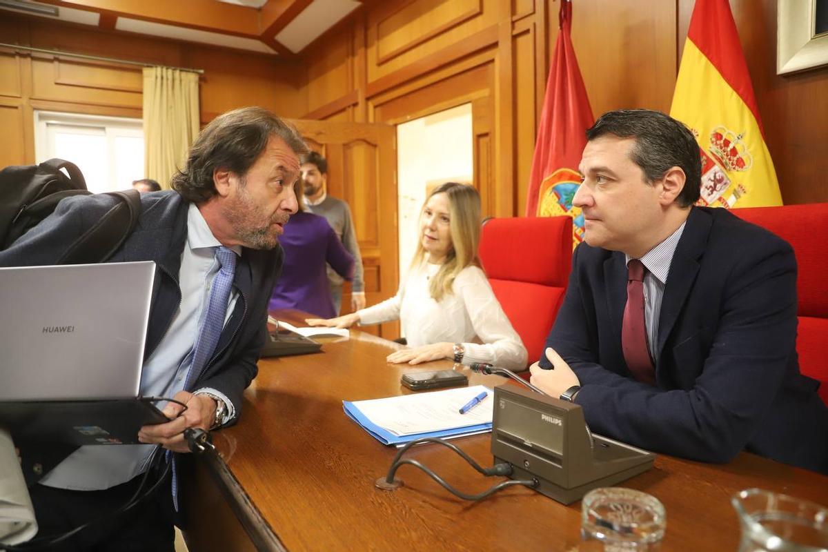El presidente de Emacsa, Daniel García Ibarrola, y el alcalde, José María Bellido, antes del pleno.