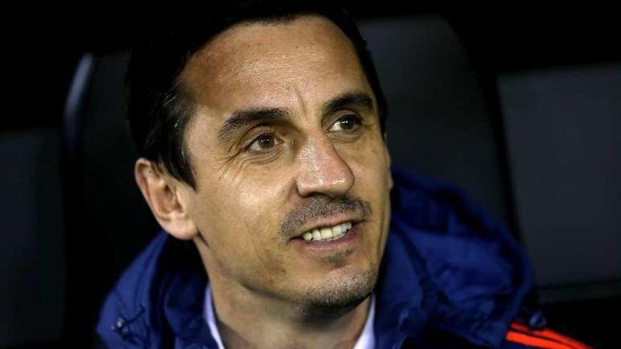 Gary Neville durante un partido de Liga con el Valencia.