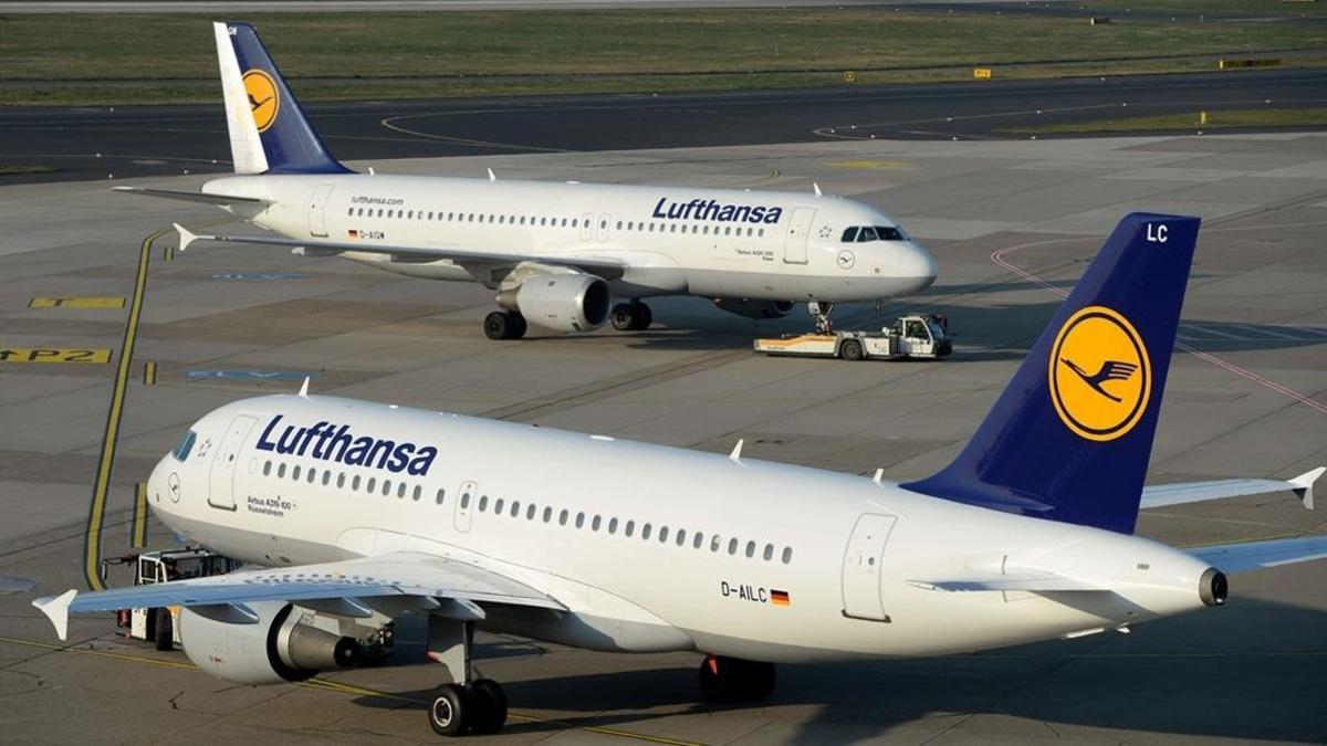 Un avión de Lufthansa en el aeropuerto de Dusseldorf.