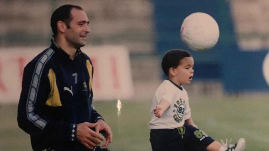 Miguel Merino (i.), exjugador de la UD Las Palmas, junto a su hijo Mikel, hoy en la Real Sociedad, sobre el césped del extinto Estadio Insular. | | LP/DLP