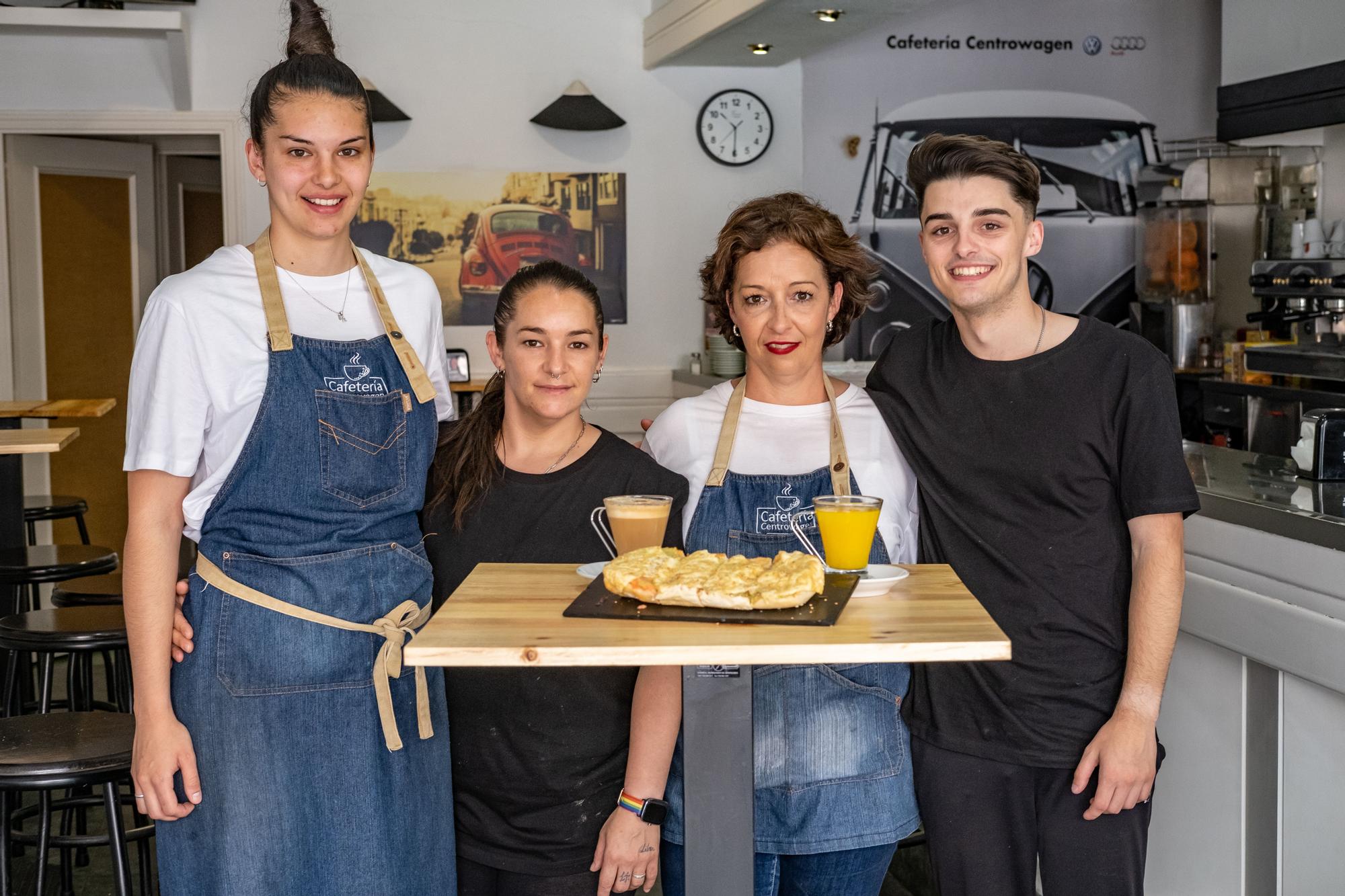 María del Mar Márquez, con los trabajadores de la cafetería.