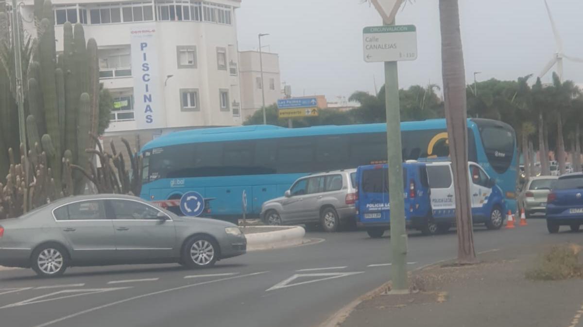 Un todoterreno choca contra una guagua de Global en el Cruce de Sardina, en Vecindario