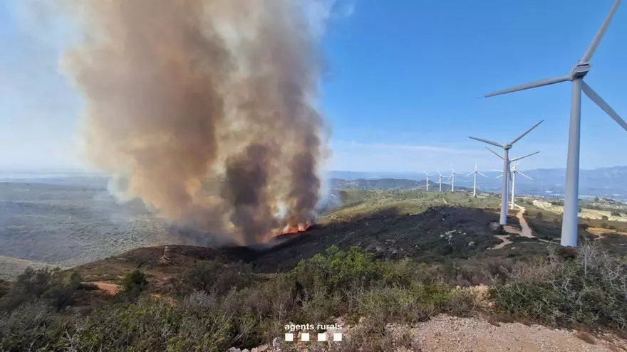 Imatges aèries de l'incendi del coll de l'Alba de Tortosa