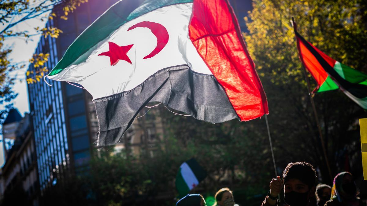 Archivo - Bandera del Sáhara Occidental en una manifestación de apoyo al Frente Polisario en San Sebastián (Imagen de archivo)