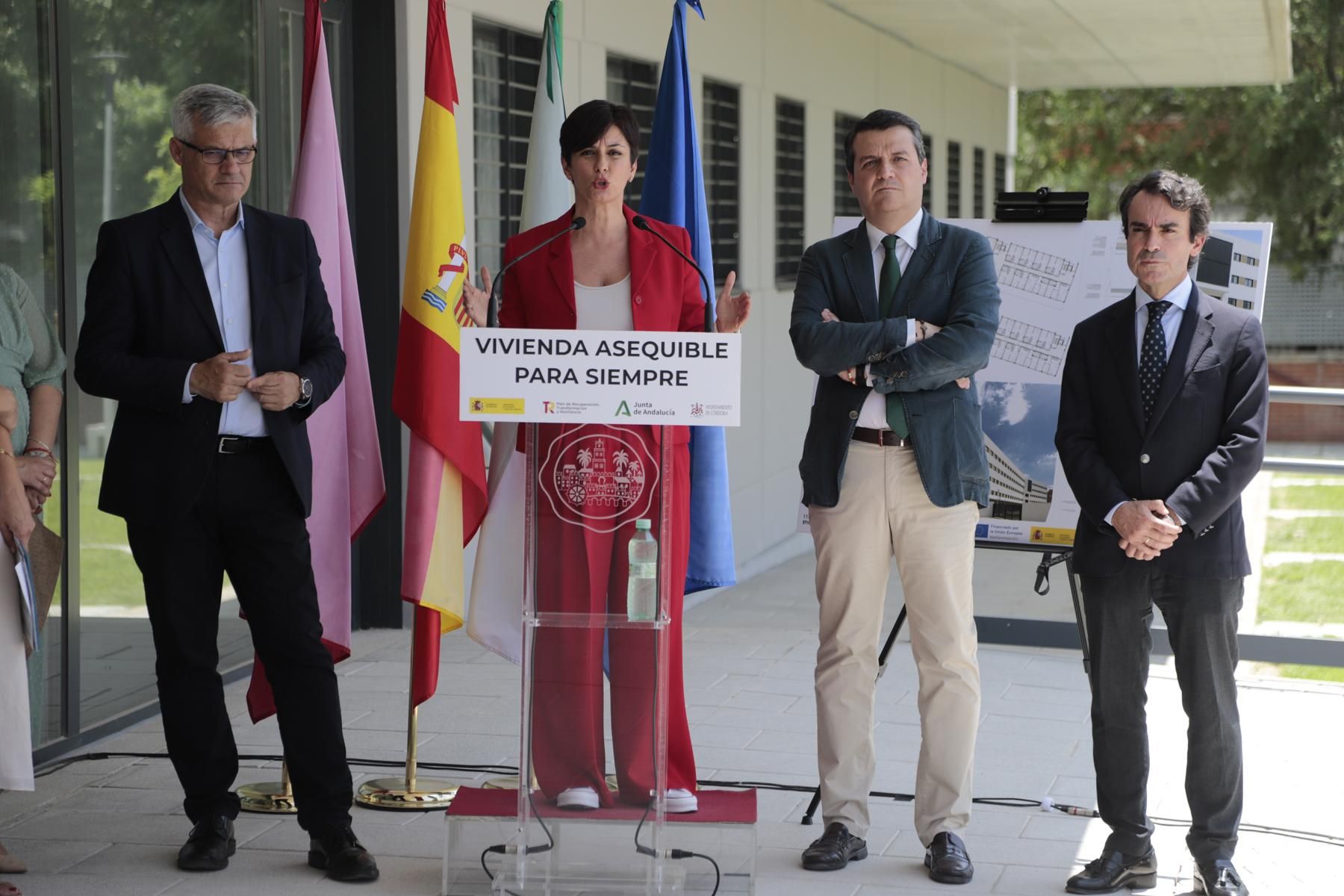 La ministra Isabel Rodríguez visita las viviendas de alquiler de mayores de Sama Naharro