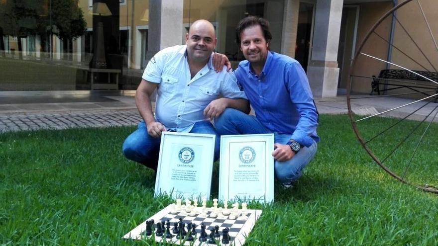 Oliver y Nadal posan con sus diplomas que acreditan una hazaña única para el ajedrez mallorquín.