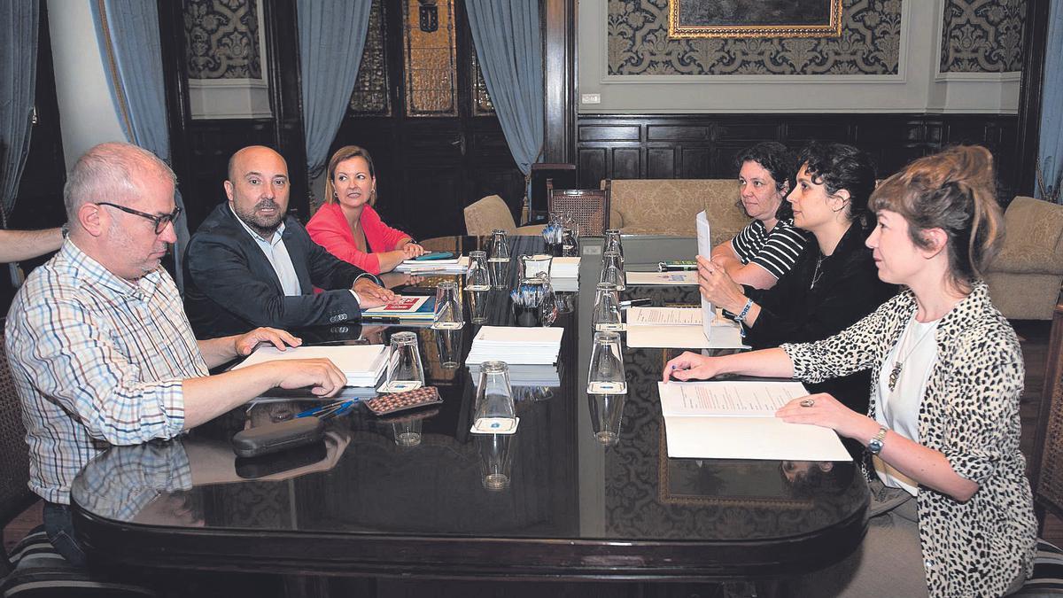 Imagen de una reunión entre el PSOE y el BNG en 2023 para pactar la investidura de Inés Rey.