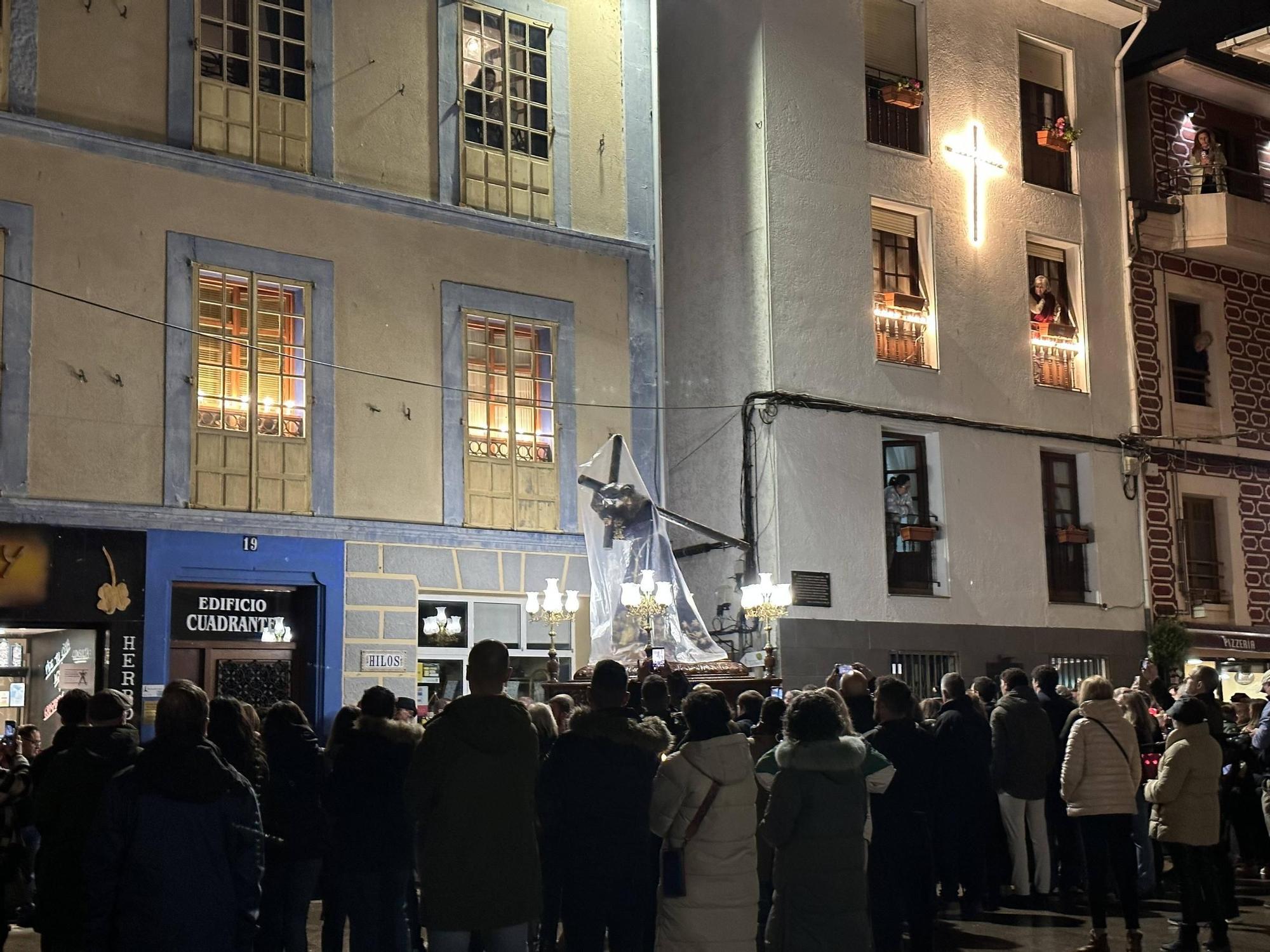 EN IMÁGENES | La envolvente procesión del Nazareno en Luarca