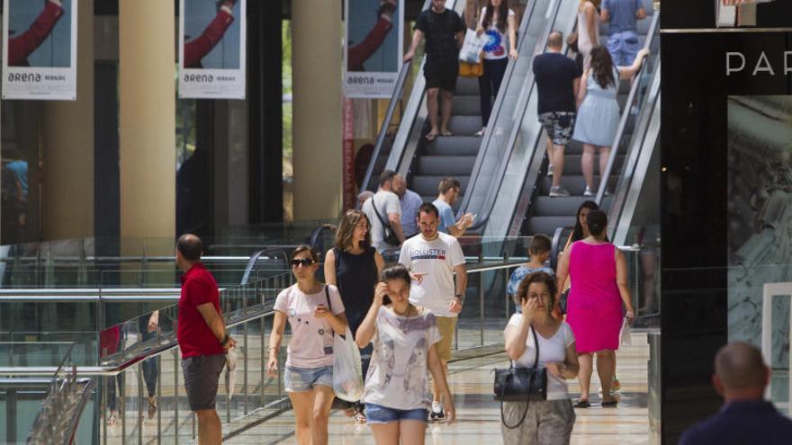 Aluvión de clientes en los comercios valencianos